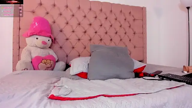 Snapshot of AinaPink chatting on December 17, 2024, 2:44 pm AinaPink online show from December 17, 2024, 2:44 pm