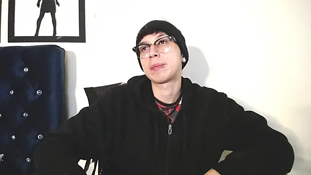  Thomas hot  online show from October 22, 2025, 4:02 am