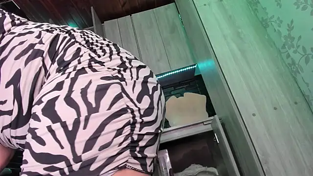 Snapshot of LaureenHills chatting on October 29, 2025, 4:26 am LaureenHills online show from October 29, 2025, 4:26 am