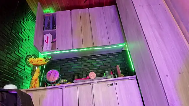 Snapshot of LaureenHills chatting on December 15, 2025, 9:52 pm LaureenHills online show from December 15, 2025, 9:52 pm