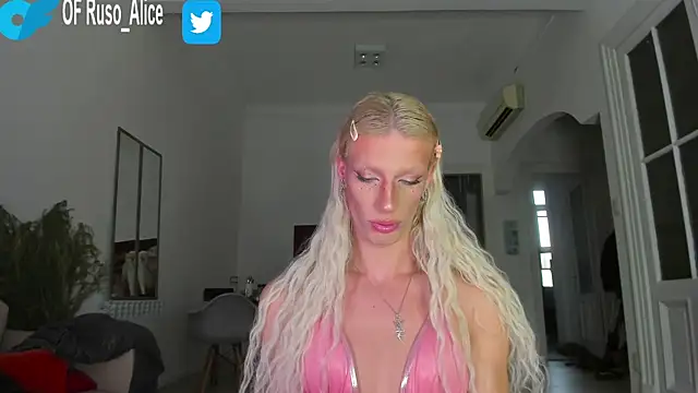 Snapshot of AliceSnowCatt chatting on February 8, 2025, 11:02 pm AliceSnowCatt online show from February 8, 2025, 11:02 pm