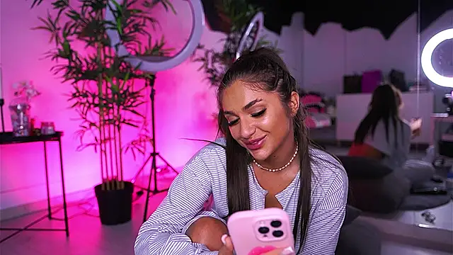 VanessaSimon online show from January 28, 2025, 12:22 pm