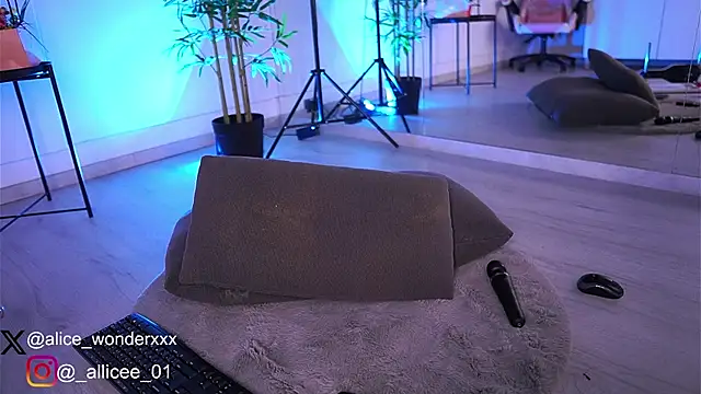 VanessaSimon online show from March 8, 2025, 1:14 pm