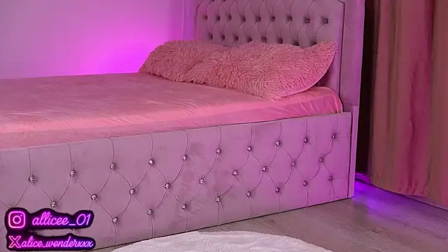 VanessaSimon online show from September 17, 2025, 6:04 am