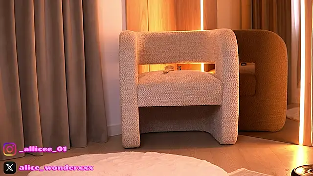 Snapshot of VanessaSimon chatting on March 22, 2026, 6:17 am VanessaSimon online show from March 22, 2026, 6:17 am