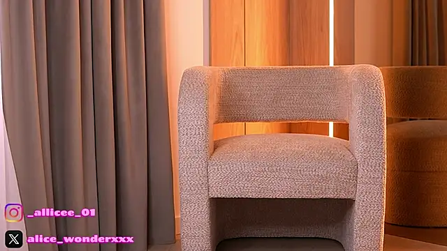 Snapshot of VanessaSimon chatting on April 1, 2026, 6:14 am VanessaSimon online show from April 1, 2026, 6:14 am