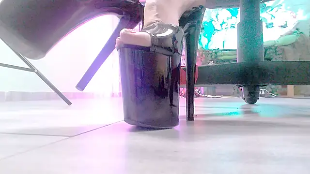 Snapshot of MonicaMaxwel chatting on December 19, 2025, 10:55 am MonicaMaxwel online show from December 19, 2025, 10:55 am