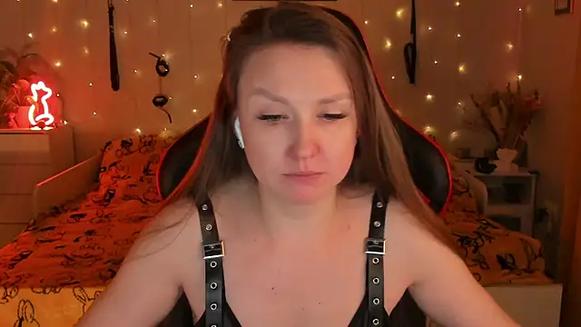 desperatehousewife   online show from October 18, 2025, 7:36 pm