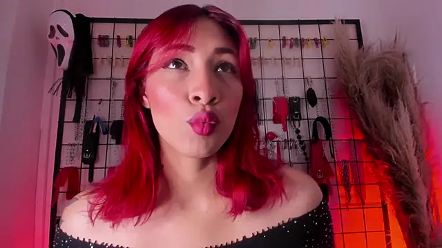 Snapshot of charrlotte_quinn chatting on November 4, 2025, 2:49 pm charrlotte quinn online show from November 4, 2025, 2:49 pm