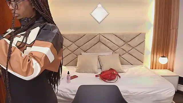 Snapshot of Raquel_jones chatting on March 28, 2026, 11:54 am Raquel jones online show from March 28, 2026, 11:54 am