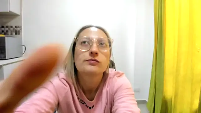Snapshot of Adele_johnsonn1 chatting on December 17, 2024, 6:31 pm Adele johnsonn1 online show from December 17, 2024, 6:31 pm