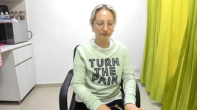 Snapshot of Adele_johnsonn1 chatting on February 6, 2025, 12:37 pm Adele johnsonn1 online show from February 6, 2025, 12:37 pm