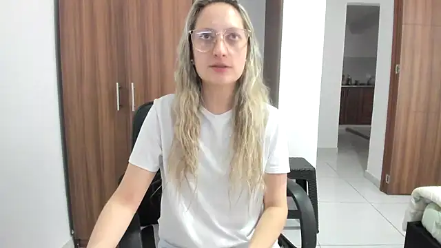Snapshot of Adele_johnsonn1 chatting on September 17, 2025, 4:08 pm Adele johnsonn1 online show from September 17, 2025, 4:08 pm