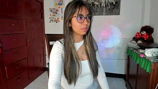 Isabellaa22 1 online show from February 12, 2025, 1:06 pm