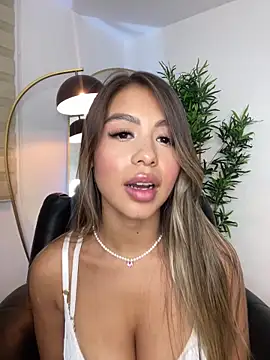 Snapshot of _laura_02 chatting on March 5, 2025, 10:10 pm laura 02 online show from March 5, 2025, 10:10 pm