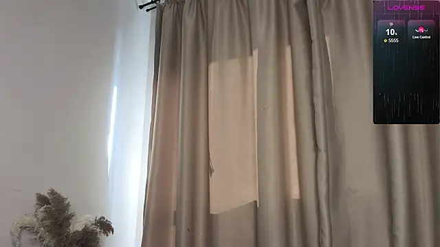 Snapshot of R1mmo__ chatting on February 18, 2026, 12:23 pm R1mmo online show from February 18, 2026, 12:23 pm