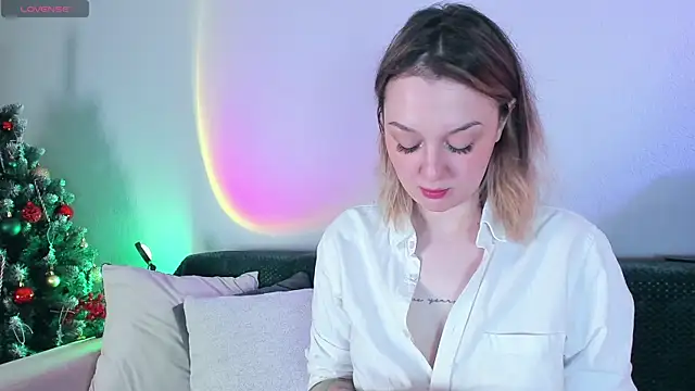 Snapshot of CrystalRey chatting on December 22, 2025, 3:47 am CrystalRey online show from December 22, 2025, 3:47 am