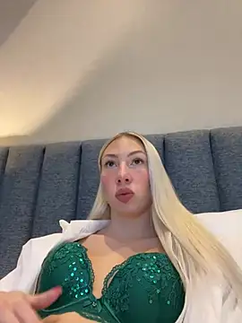 LuisaBecker online show from December 24, 2024, 1:39 pm