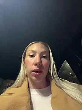 LuisaBecker online show from February 13, 2025, 6:27 pm