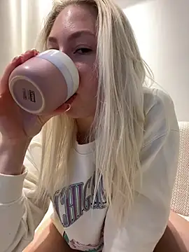 LuisaBecker online show from March 18, 2025, 7:10 pm