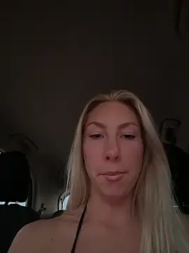 LuisaBecker online show from September 15, 2025, 4:07 pm