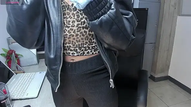 Snapshot of xenia_golden chatting on September 29, 2025, 12:54 pm xenia golden online show from September 29, 2025, 12:54 pm