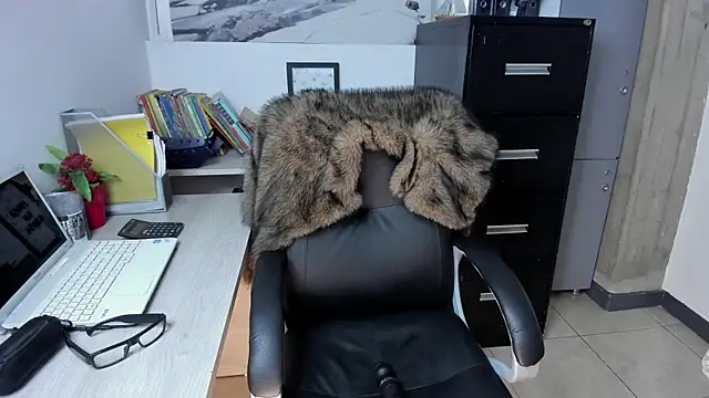 Snapshot of xenia_golden chatting on October 23, 2025, 1:32 pm xenia golden online show from October 23, 2025, 1:32 pm