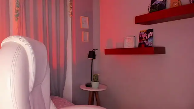 Snapshot of Violetta_Nur chatting on February 12, 2025, 4:33 am Violetta Nur online show from February 12, 2025, 4:33 am