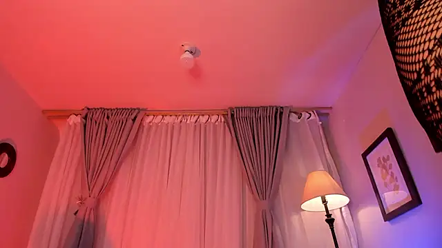 Snapshot of Violetta_Nur chatting on October 10, 2025, 12:42 am Violetta Nur online show from October 10, 2025, 12:42 am