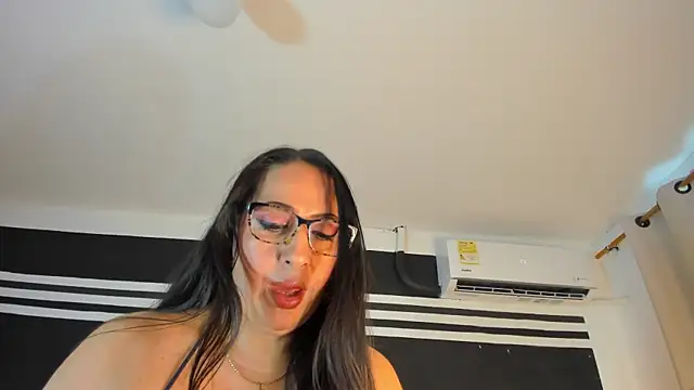Snapshot of MayraVegas chatting on January 15, 2025, 1:20 pm MayraVegas online show from January 15, 2025, 1:20 pm