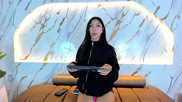 Snapshot of MarianaBranzz chatting on January 7, 2026, 11:18 pm MarianaBranzz online show from January 7, 2026, 11:18 pm