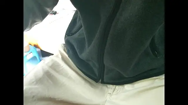 triangle0623 online show from December 16, 2025, 3:44 am