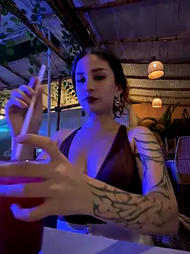 Mon Cherry online show from November 7, 2025, 1:05 am