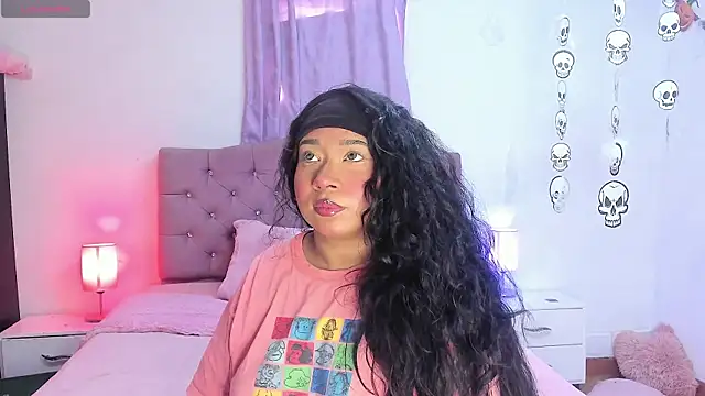 Snapshot of Latinabombsheell chatting on October 5, 2025, 8:07 pm Latinabombsheell online show from October 5, 2025, 8:07 pm