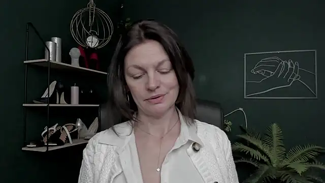 Snapshot of VivianWILD chatting on December 17, 2025, 8:31 am VivianWILD online show from December 17, 2025, 8:31 am