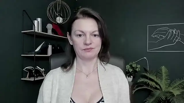 Snapshot of VivianWILD chatting on February 10, 2026, 7:01 am VivianWILD online show from February 10, 2026, 7:01 am