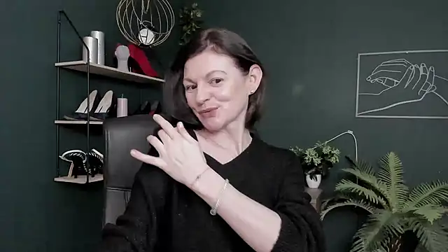 Snapshot of VivianWILD chatting on March 6, 2026, 6:43 am VivianWILD online show from March 6, 2026, 6:43 am