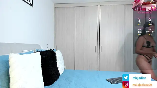 MalejaDiaz  online show from February 13, 2025, 5:01 pm