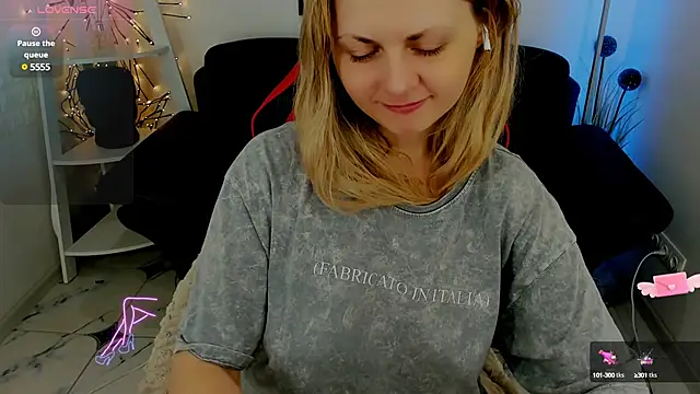 Snapshot of SmilingEmily_ chatting on March 14, 2025, 10:39 am SmilingEmily online show from March 14, 2025, 10:39 am