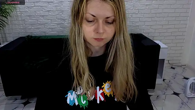 Snapshot of SmilingEmily_ chatting on March 15, 2025, 6:58 am SmilingEmily online show from March 15, 2025, 6:58 am