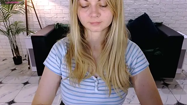 Snapshot of SmilingEmily_ chatting on October 4, 2025, 6:11 am SmilingEmily online show from October 4, 2025, 6:11 am