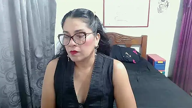 Mistresskloe01 online show from November 13, 2025, 12:26 pm