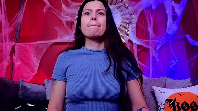 Julieta Russell online show from October 15, 2025, 1:33 pm