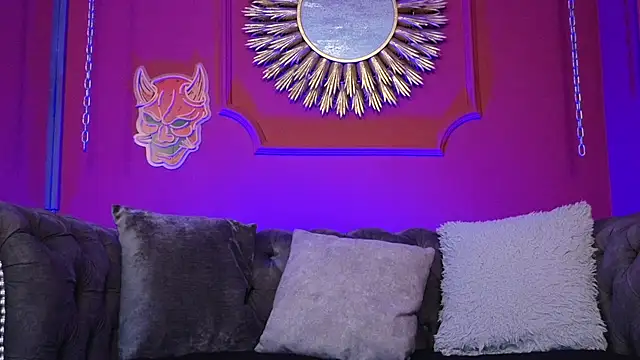 Julieta Russell online show from December 14, 2025, 12:32 pm