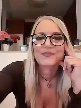 kikkastar online show from December 3, 2024, 7:44 pm