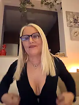 kikkastar online show from February 17, 2025, 8:04 pm