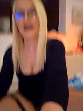 kikkastar online show from December 3, 2025, 9:02 pm