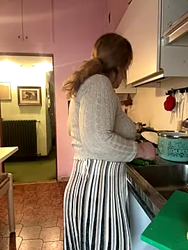 Snapshot of Sunbelxx chatting on December 3, 2025, 9:18 am Sunbelxx online show from December 3, 2025, 9:18 am