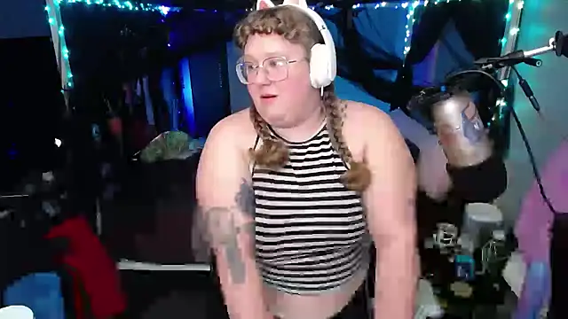 Snapshot of FatVeronica chatting on February 4, 2025, 4:15 am FatVeronica online show from February 4, 2025, 4:15 am