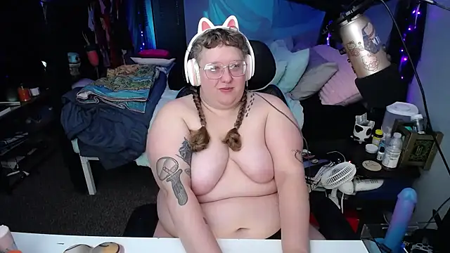 Snapshot of FatVeronica chatting on February 22, 2025, 12:19 pm FatVeronica online show from February 22, 2025, 12:19 pm